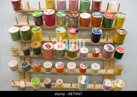 Bobine di filo in una sarta shop i fili colorati per cucire Foto Stock