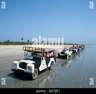 Spiaggia deserta nel sud del paese su un Land Rover Safari, Gambia, Africa occidentale Foto Stock