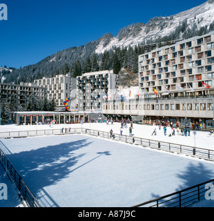 La pista di pattinaggio sul ghiaccio Flaine Forum, Flaine, Gran Massiccio area sciistica, Haute Savoie, Francia Foto Stock