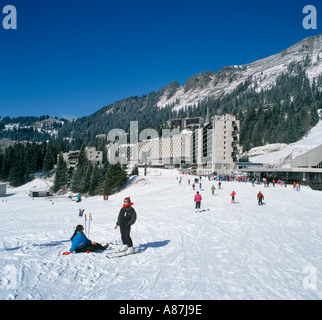 Vista dalla pendenza verso Flaine Forum, Flaine, Gran Massiccio area sciistica, Haute Savoie, Francia Foto Stock