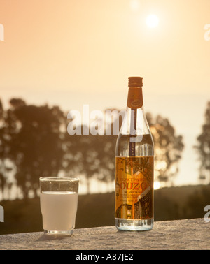 Una bottiglia di Ouzo al tramonto, Corfù (Corfu, Isole Ionie, Grecia Foto Stock