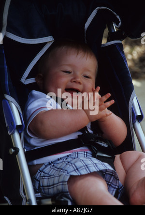 Bambino nella PRAM in Suffolk REGNO UNITO Foto Stock