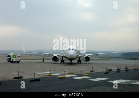 Arrivo Dalcross Ryanair Boeing 737-8come sul campo d'aviazione Stand essendo rifornito Foto Stock
