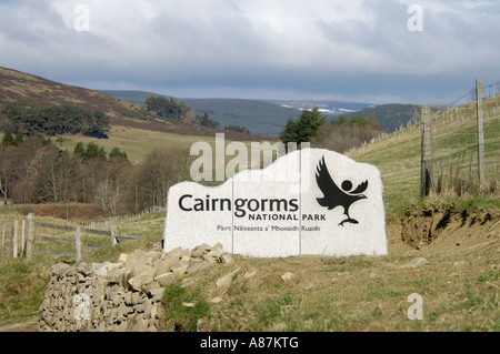 Cartello stradale all'ingresso al Parco Nazionale di Cairngorms in Donside Aberdeenshire. Foto Stock