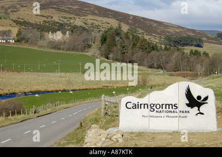 Cartello stradale all'ingresso al Parco Nazionale di Cairngorms in Donside Aberdeenshire. Foto Stock