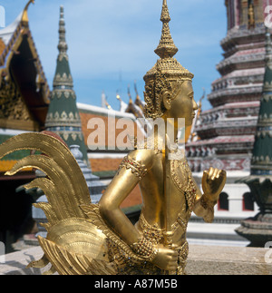 Statua sulla terrazza superiore, il Grand Palace, Bangkok, Thailandia Foto Stock