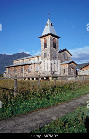 Vista di un vecchio legno chiesa incastrata in Hornopirén Patagonia Cile Foto Stock