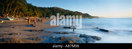 Persone di pesca su Playa Montezuma Nicoya peninsula Guanacaste Costa Rica Foto Stock