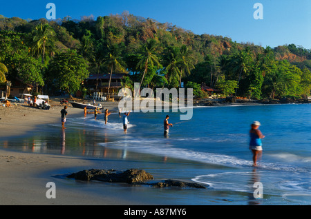 Persone di pesca su Playa Montezuma Nicoya peninsula Guanacaste Costa Rica Foto Stock