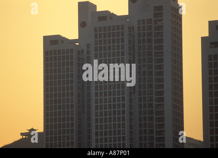 Hong Kong anni '90 Cina moderno grattacielo alto edificio nana un tradizionale vecchio edificio cinese vicino al circuito di Shatin 1991 HOMER SYKES Foto Stock