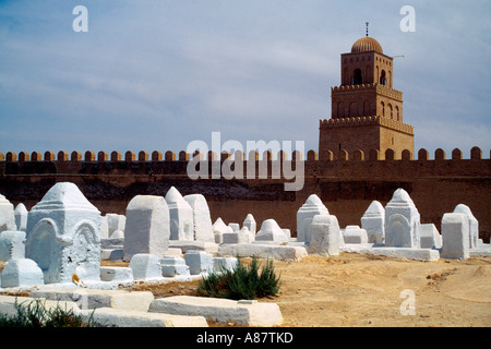 Kairouan Tunisia Grande moschea e cimitero musulmano Foto Stock