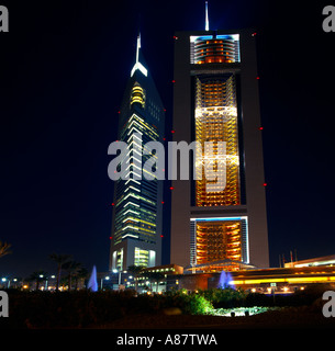 Dubai EMIRATI ARABI Emirates Towers di notte Foto Stock