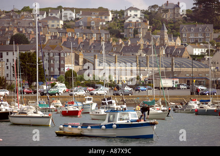 Una barca da pesca battenti St Piran s bandiera nel porto di Penzance Cornwall Foto Stock