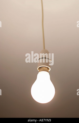 Appendere la lampadina luce in camera Foto Stock