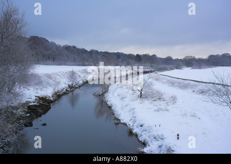 Fiume Darwen Witton Country Park inverno dopo la nevicata LANCASHIRE REGNO UNITO Foto Stock