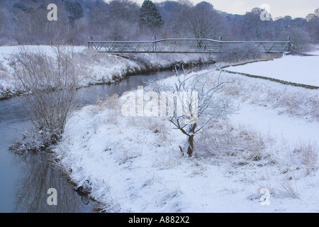 Fiume Darwen Witton Country Park inverno dopo la nevicata LANCASHIRE REGNO UNITO Foto Stock