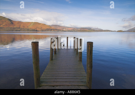 Traghetto fase di atterraggio sulla Derwent Water mattina presto Borrowdale Near Keswick Lake District Cumbria Inghilterra UK GB UK Europa Foto Stock