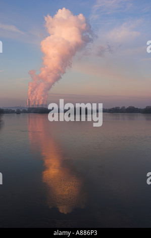 Ratcliffe su Soar power station all'alba in un freddo gelido mattino Nottingham Nottinghamshire England Regno Unito GB EU Europe Foto Stock