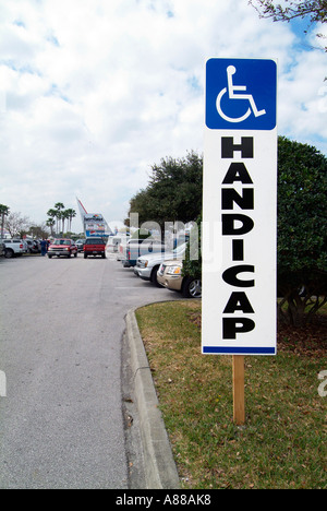 Portatori di handicap Parcheggio interamente dedicato ai piloti disabili al Daytona International Speedway Daytona Beach Florida Foto Stock