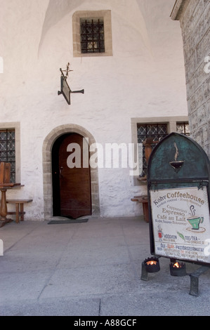 Ingresso ad un ristorante a Tallinn, Estonia, caratterizzato da una porta ad arco, pareti in pietra e un cartello con il menu Kohv Coffeeehouse con candele all'esterno. Foto Stock