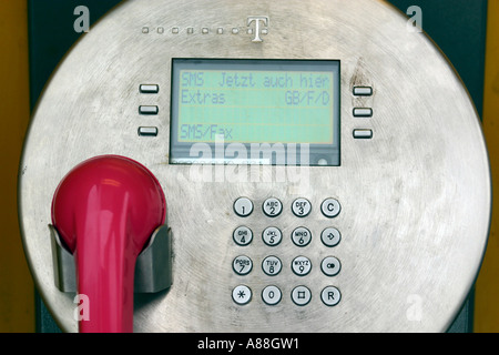 Tasti del telefono di un telefono pubblico tedesco di provider di telecomunicazioni Deutsche Telekom sono visti in Amburgo, Germania Foto Stock