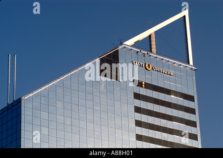 Moderno grattacielo di vetro della sede centrale di Eesti Uhispank a Tallinn, Estonia. Architettura contemporanea su un cielo azzurro. Foto Stock
