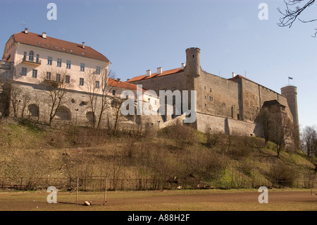 Mura e torri della città di Tallinn su una collina all'inizio della primavera, Estonia. Storica architettura medievale della fortezza sotto un cielo azzurro. Foto Stock