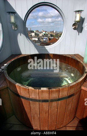 La vasca idromassaggio sul tetto del penthouse di Clarence Hotel a Dublino di proprietà di U2 membri della band Bono e il bordo Foto Stock