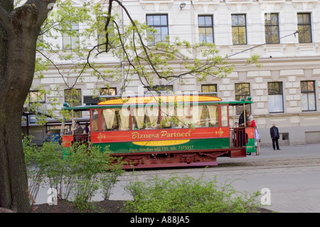 Tram d'epoca a riga, Lettonia, parcheggiato in una strada della città di fronte a un edificio storico con imbarco dei passeggeri. Foto Stock