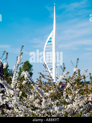 Spinnaker Tower sotto un cielo blu,primavera sbocciano i fiori nella parte anteriore,Portsmouth,UK. Foto Stock