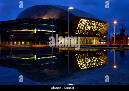 Wales Millennium Centre riflessa nella piscina di notte la baia di Cardiff South Wales UK Foto Stock