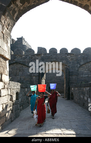 Le donne che trasportano acqua forte di Daulatabad Aurangabad nello Stato di Maharashtra India Foto Stock