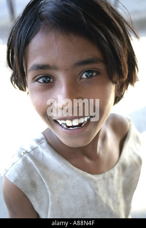 Street mendicante ragazza sorride in corrispondenza di una stazione ferroviaria nel Maharashtra, provincia Sud India Darjeeling Mail Foto Stock