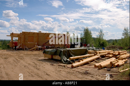 Vista del cantiere di costruzione di cabine di legno e dei materiali da costruzione e del legname , Finlandia Foto Stock