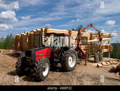 Trattore Valmet che solleva un nuovo balk alla parete finlandese della cabina di tronchi, Finlandia Foto Stock