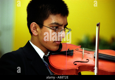 Scuola secondaria pupillo dando un assolo di violino prestazioni, Southwark, Londra, Regno Unito. Foto Stock