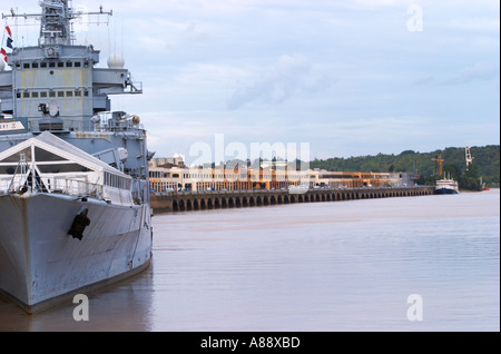 Il fiume Gironda a Bordeaux e la nave da guerra Le Colbert e il porto vecchio porto in background. Missile cruiser, ora una attrazione turistica e ristorante sul Quai Des Chartrons, Fiume Garonne Foto Stock