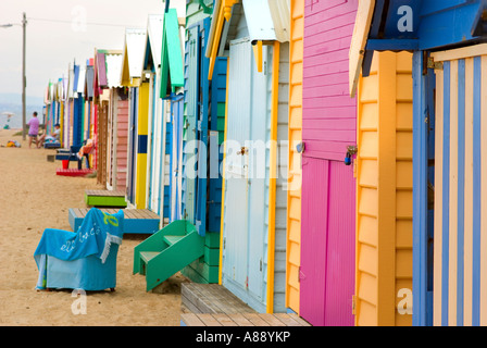 Colorate le caselle sulla spiaggia sulla Spiaggia di Brighton Foto Stock
