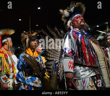 Partecipante del raduno annuale delle Nazioni powwow in Albuquerque, New Mexico, eseguire durante un concorso Foto Stock