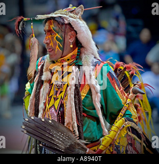 Partecipante del raduno annuale delle Nazioni powwow in Albuquerque, New Mexico, eseguire durante un concorso Foto Stock