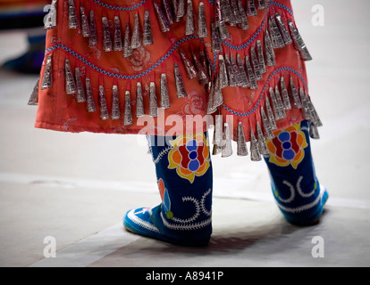 Close up di un abito di una partecipante del raduno annuale delle Nazioni powwow Foto Stock