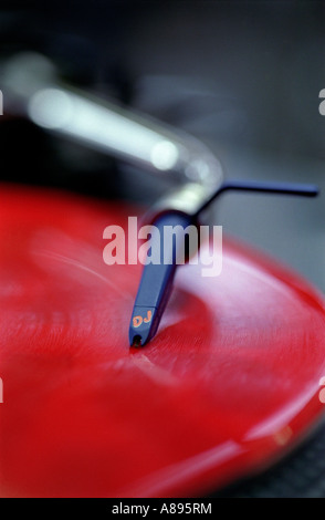 Un record di rosso e dj ago su una serie di deck Foto Stock