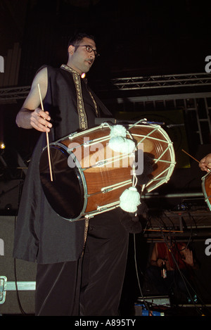 Un batterista dhol giocando in Birmingham stanno giocando bhangra una tradizionale indiano di musica folk dal Punjab Foto Stock