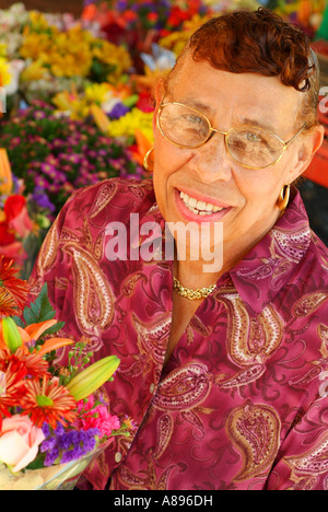 Stati Uniti Washington DC Maria Tolbert vende fiori al di fuori del mercato orientale Foto Stock