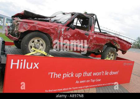 Toyota Hilux come demolita sul programma televisivo della BBC Top Gear". Regno Unito. Mostrate al NEC Veicolo Commerciale Show. Foto Stock