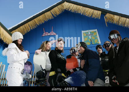 Gruppo di persone aventi il divertimento a una stazione sciistica Foto Stock