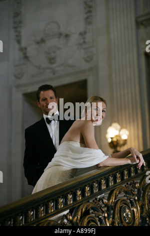 Coppia matura sulla scalinata guardando la fotocamera Foto Stock