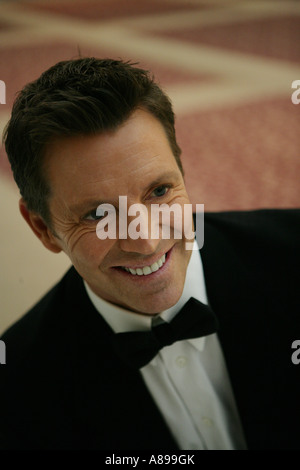 Uomo maturo sorridente indossando un bow tie Foto Stock