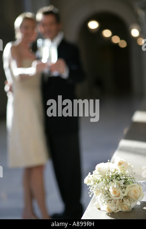 Paio di bere in background di un mazzo di rose Foto Stock