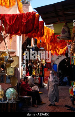 Negozi e panno colorato in dyers trimestre Souq Sebbaghine Medina Marrakech marocco Foto Stock
